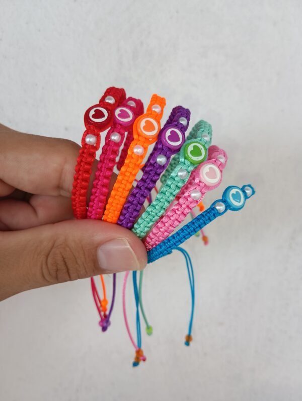 PULSERA TEJIDA CON BOLITAS