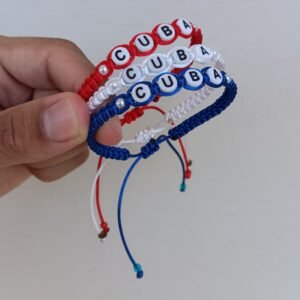 Pulsera tejida con letras