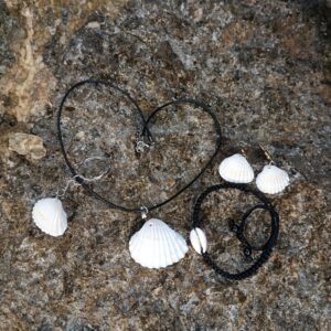 Juego de pulsera, aretes y collar con concha