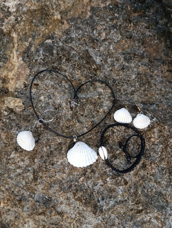 Juego de pulsera, aretes y collar con concha
