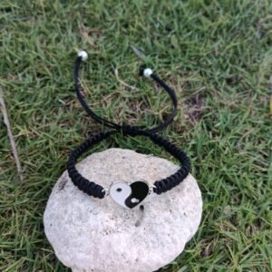 Pulsera tejida con dije plateado de corazón Ying Yang