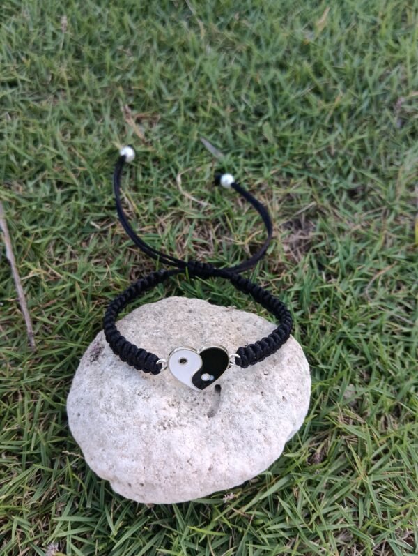 Pulsera tejida con dije plateado de corazón Ying Yang