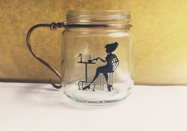 Tasa de cristal con asa de cobre